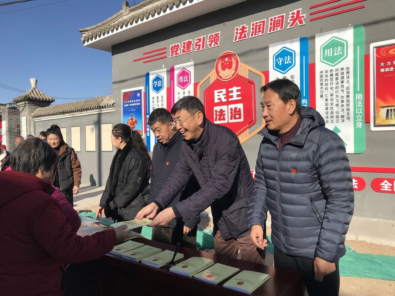 宪法润民心，党员“宪“出发”